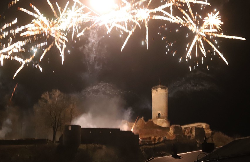 Noworoczny pokaz fajerwerków w Iłży. Rozświetlone wzgórze zamkowe i tłumy widzów! Zobaczcie wideo i zapis transmisji na żywo