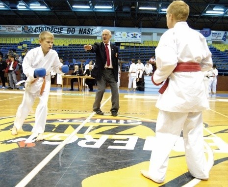 Początek pojedynku karate w kategorii młodzików.