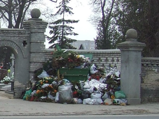 przy okazji wszystkich większych świąt straszy stertami śmieci