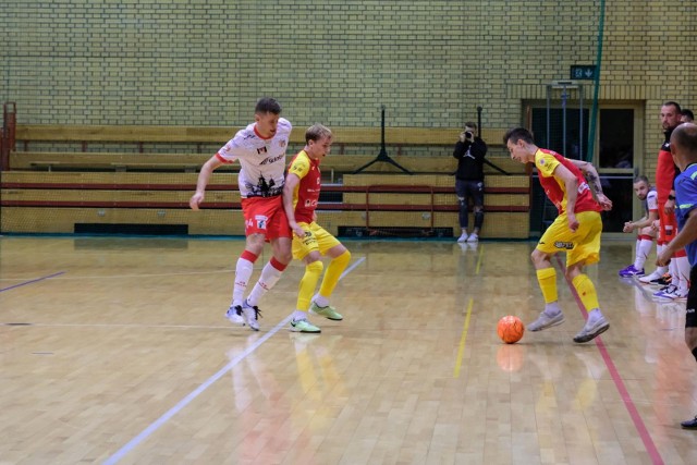 Futsaliści Bonito Heliosa Białystok (czerwono-żółte stroje) dzielnie walczyli z liderem