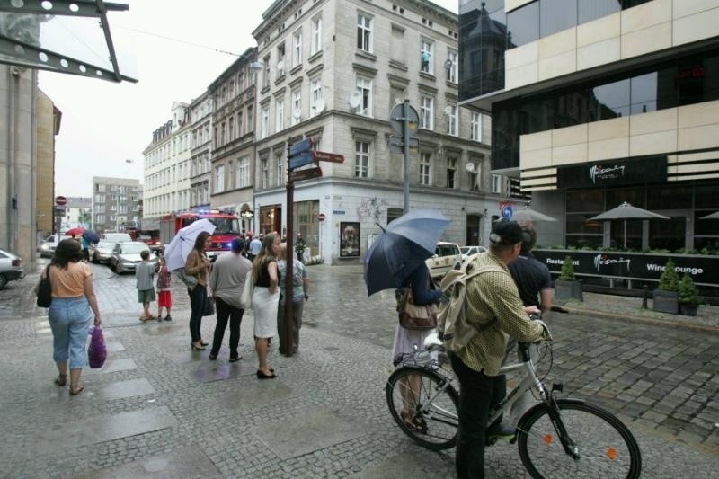 Wrocław: Mężczyzna na ul. św. Mikołaja chciał wyskoczyć z okna. Rzeźnicza była zablokowana (ZDJĘCIA)