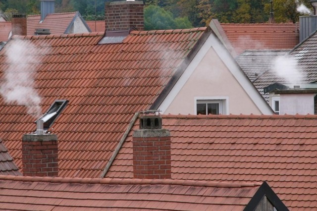 Na wysokie stężenie pyłu wpływ ma rosnąca liczba samochodów w mieście oraz mieszkańcy, którzy w domowych piecach palą czym popadnie. 