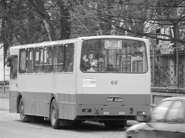W starych autobusach pasażerowie narzekają na smród spalin i niedomykające się drzwi. (fot. Klaudia Bochenek)