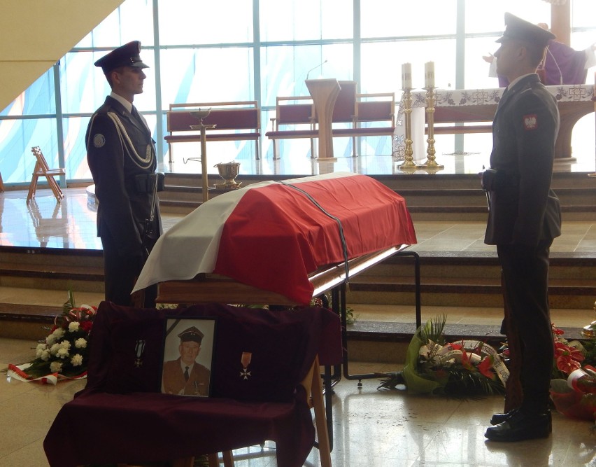 Uroczysty pogrzeb akowca Józefa Mariana Pastuszki z Sienna.
