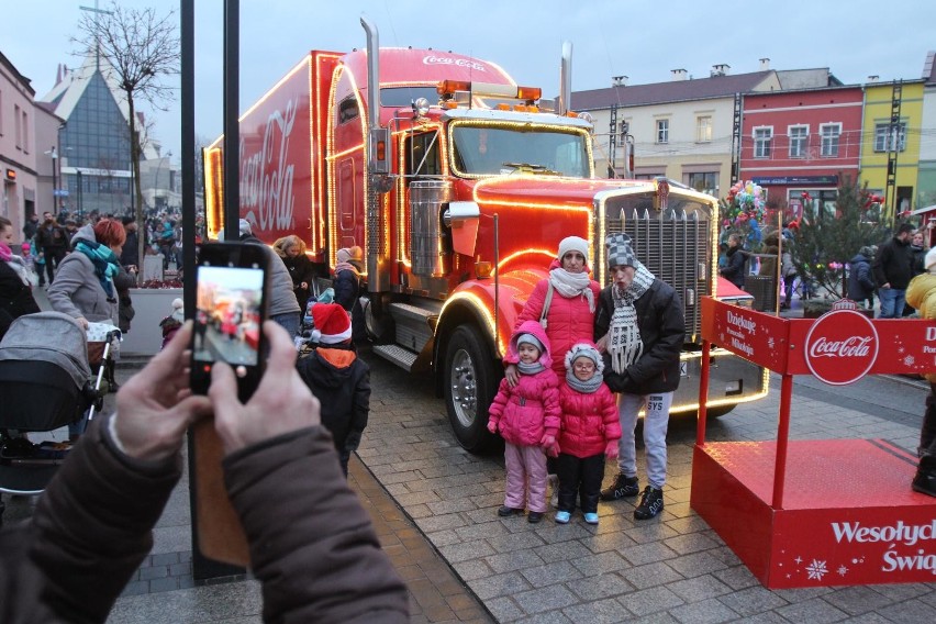 Coca-Cola i jej świąteczna trasa i ciężarówki jeżdżące w...