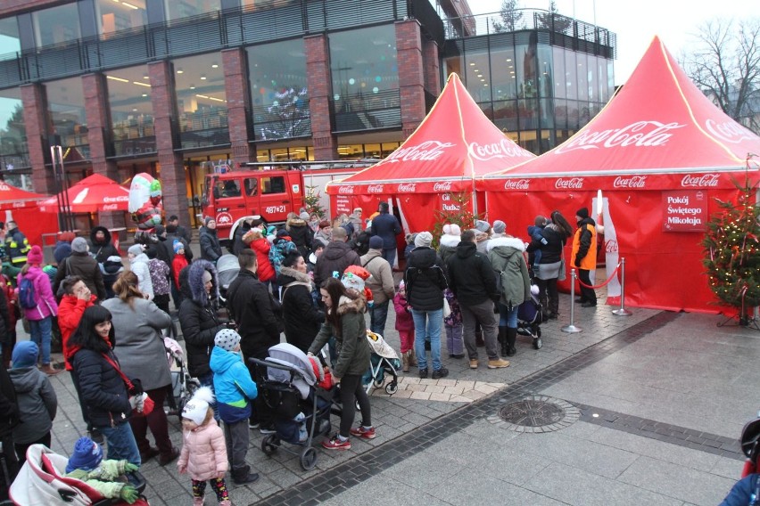 Coca-Cola i jej świąteczna trasa i ciężarówki jeżdżące w...