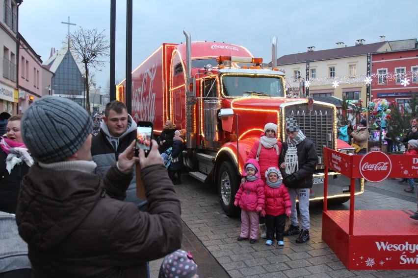 Coca-Cola i jej świąteczna trasa i ciężarówki jeżdżące w...