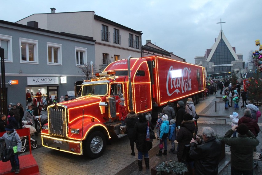 Coca-Cola i jej świąteczna trasa i ciężarówki jeżdżące w...