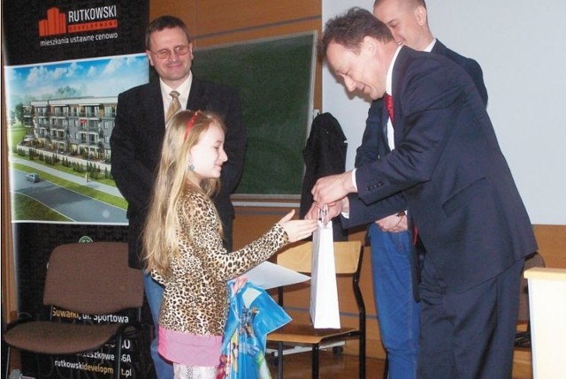 Pierwszą nagrodę w kategorii wiekowej 7-9 lat otrzymała Julia Kędzierska. Wszystkie prezenty na scenie wręczali nasi sponsorzy.