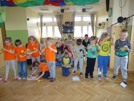 W czwartek (31.03) w sali widowiskowo – gimnastycznej przedszkola nr 8 w Słupsku spotkały się dwie grupy pięciolatków.