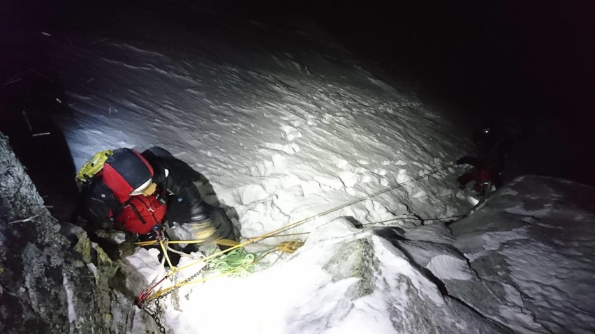 Tatry. Ratownicy TOPR w Żlebie Kulczyńskiego ratowali dwójkę turystów [ZDJĘCIA]