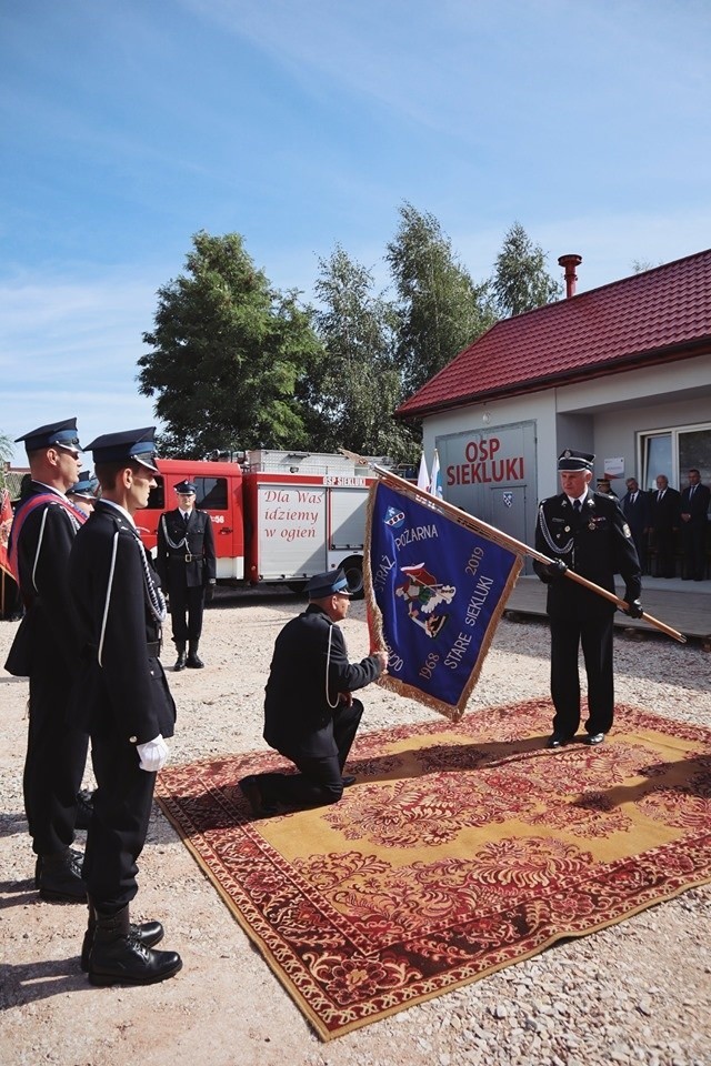 Strażacy ochotnicy ze Starych Siekluk świętowali. Z okazji 50 rocznicy istnienia druhowie dostali samochód, a jednostka sztandar