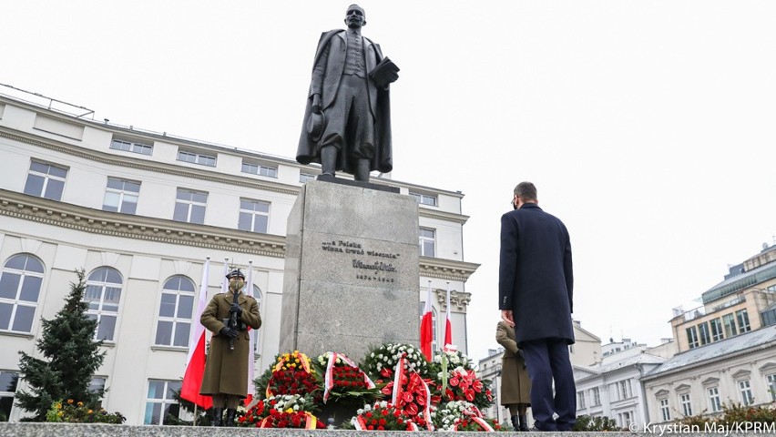 Premier Mateusz Morawiecki pod pomnikiem Wincentego Witosa.
