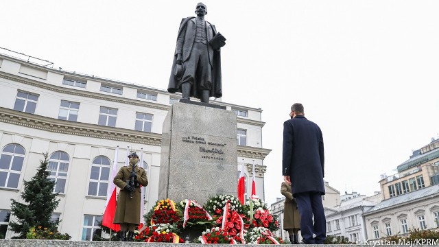 Premier Mateusz Morawiecki pod pomnikiem Wincentego Witosa.