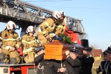 Pogrzeb Gabriela Satały. Wzruszające pożegnanie strażaka z OSP Niepołomice. "W niebiańskiej drużynie już rozpocząłeś służbę"