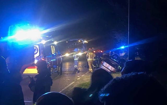 Do wypadku doszło na drodze powiatowej w Olszynach. Działania ratownicze prowadzili strażacy, pogotowie i policja przez ponad dwie godziny