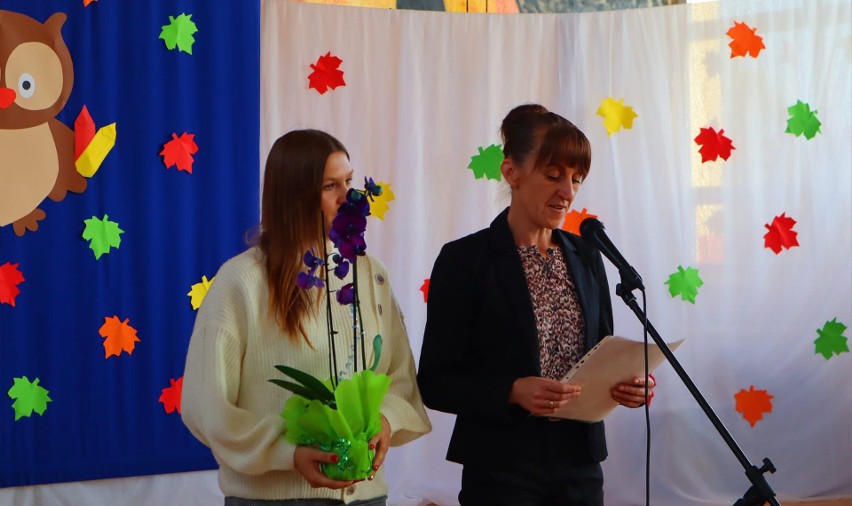 Uroczystość ślubowania i pasowania pierwszaków w Szkole Podstawowej w Mściowie, w gminie Dwikozy