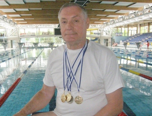 Józef Różalski ze złotymi medalami wywalczonymi w Stalowej Woli.