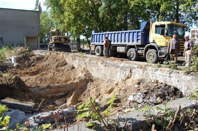 Budowę sali dla Gimnazjum nr 3 w Nakle rozpoczęto jesienią od rozbiorki fundamentów zbudowanych 20 lat temu.