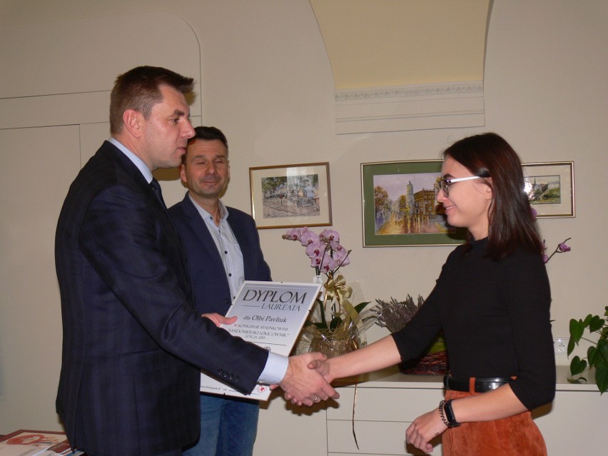 Nagrodę z rąk burmistrza Marca odbiera Olha Pavliuk