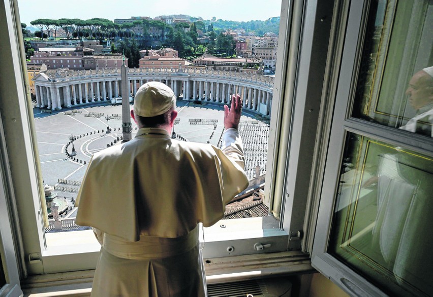Papież Franciszek modli się w samotności w czasie pandemii