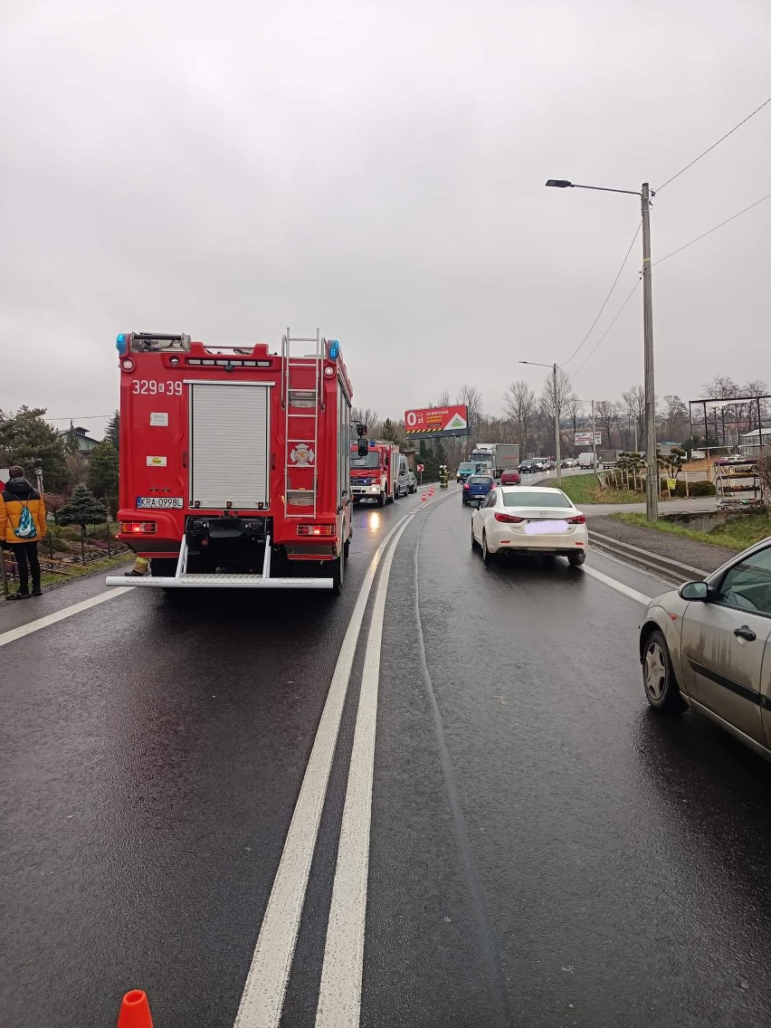 Michałowice. Wypadek na krajowej siódemce. Kierowca zasłabł, świadek zdarzenia prowadził resuscytację