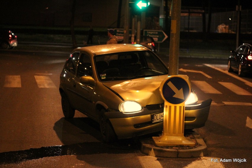 Wypadek w Lubinie. Opel uderzył w latarnię uliczną (ZDJĘCIA)