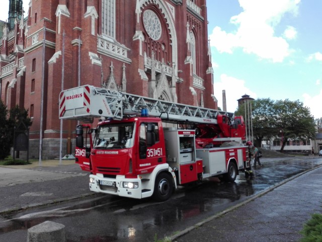 Strażacy ćwiczyli gaszenie katedry w Częstochowie. Pożar katedry w Gorzowie Wielkopolskim był wielkim wyzwaniem dla straży pożarnej. Częstochowscy strażacy przećwiczyli dzisiaj gaszenie pożaru częstochowskiej katedry pod wezwaniem Świętej Rodziny. ZOBACZ ZDJĘCIA Z ĆWICZEŃ