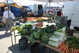 Ceny owoców i warzyw na targowisku w Ostrowcu w czwartek, 19 maja. Sprawdź ile kosztują