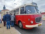 Autobus czerwony przez ulice Lublina mknie. Wyjątkowa podróż z przewodnikiem