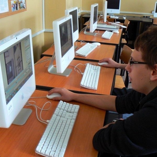 Zespół Szkół numer 1 w Kozienicach dysponuje najnowocześniejszym sprzętem komputerowym.