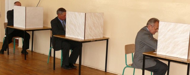 Głosowanie w lokalu w Szkole Podstawowej Nr 4 w Stalowej Woli.