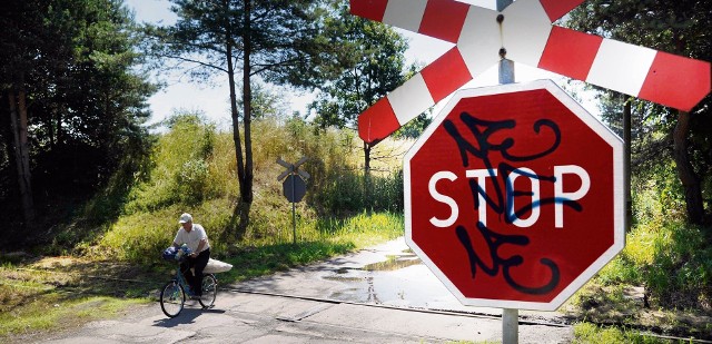 Takie przejazdy jak ten mają być zlikwidowane lub zamknięte przez cały rok, nawet jeśli pociąg jeździ tędy raz na pół roku.