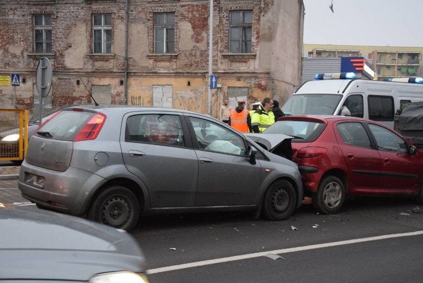 Kalisz: Trzy samochody zderzyły się na al. Wojska Polskiego [ZDJĘCIA]