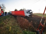 Wypadek na drodze krajowej nr 11 koło Tymienia. Ciężarówka uszkodziła torowisko [ZDJĘCIA]