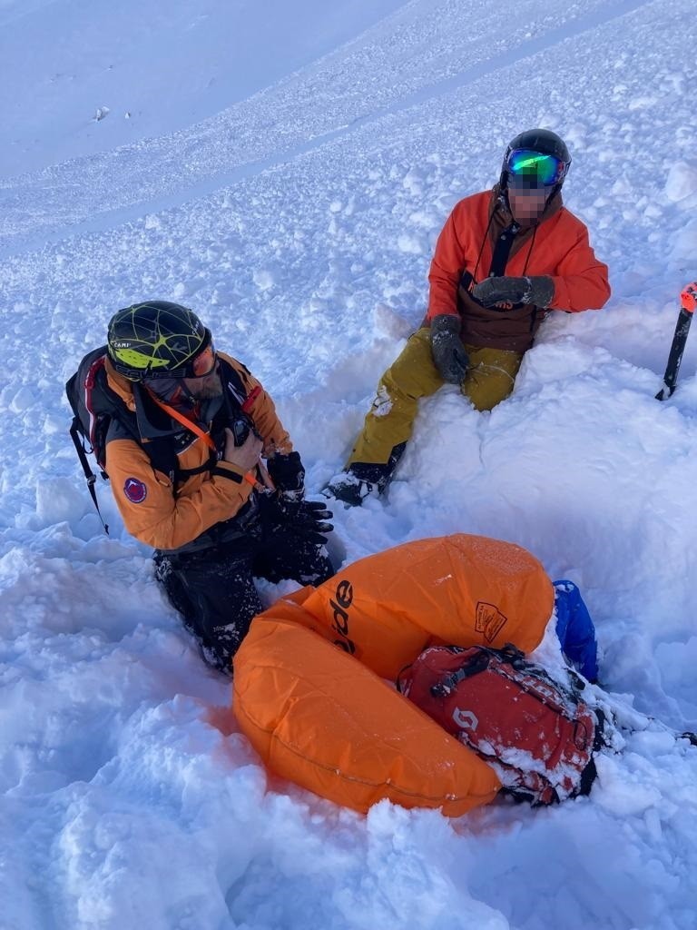 36-letni Polak uruchomił plecak lawinowy. Dzięki temu śnieg...