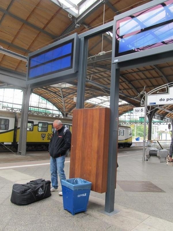 Dworzec Wrocław czy może Opole? Czyje kosze stoją na Głównym (ZDJĘCIA)