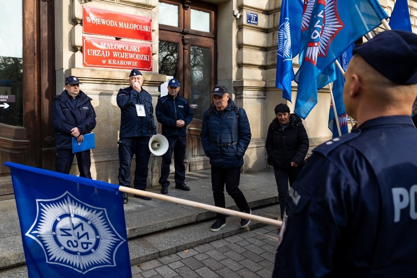Protest policji pod Urzędem Marszałkowskim...