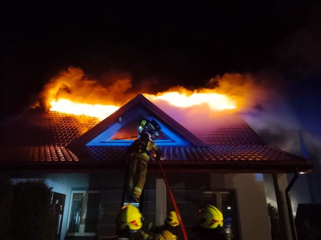 Pożar domu w miejscowości Ruda Rzeczka gasiło dziesięć zastępów straży