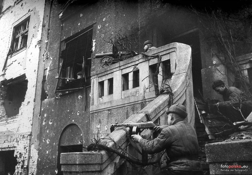 Wojska radzieckie w walkach na ulicach Breslau. Marzec 1945...