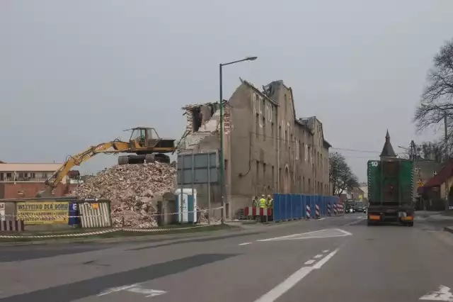 Od poniedziałku robotnicy wyburzają XIX-wieczny stary szpital przy Wielkim Przedmieściu w Oleśnie.[yt]vZFj5mz1xeA[/yt]
