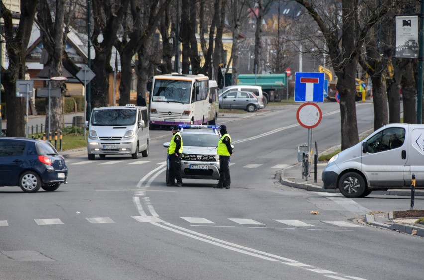 Zakopane. Poranne korki w centrum miasta w wyniku zamknięcia przejazdu ulicami Chramcówki i Tadeusza Kościuszki w rejonie dworca