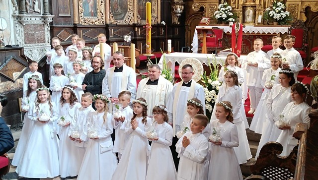 Do I Komunii Świętej przystąpiły w sobotę, 11 maja dzieci z parafii pod wezwaniem świętego Jana  Chrzciciela w Skalbmierzu