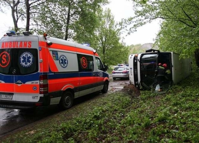 37 maluchów z Krynek jechało do Białostockiego Teatru Lalek. Na zakręcie śliskiej drogi ich autobus wjechał do rowu i przewrócił się.