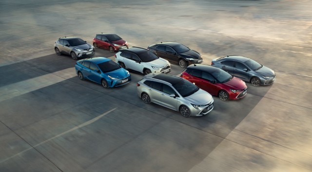 Począwszy od 2004 roku, kiedy w Polsce zadebiutował Prius, aż do czerwca 2022 roku, gdy w salonach można wybierać spośród 7 hybrydowych modeli z niemal wszystkich segmentów, polscy klienci kupili łącznie 178 448 hybryd Toyoty.