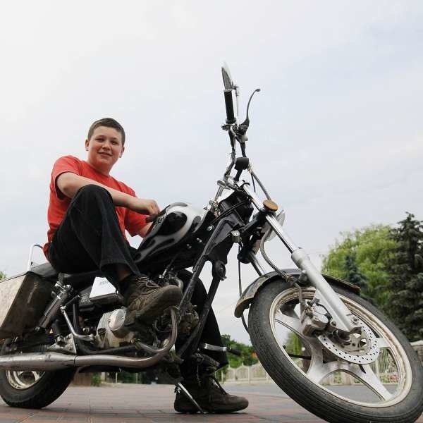14-letni Piotrek Szendzielorz z Kędzierzyna-Koźla motorower ma od roku. - Jeżdżę nim do szkoły, na boisko pograć w piłkę czy mamie po zakupy - mówi. - Dzięki niemu mogę szybko i sprawnie przemieszczać się po ulicach.