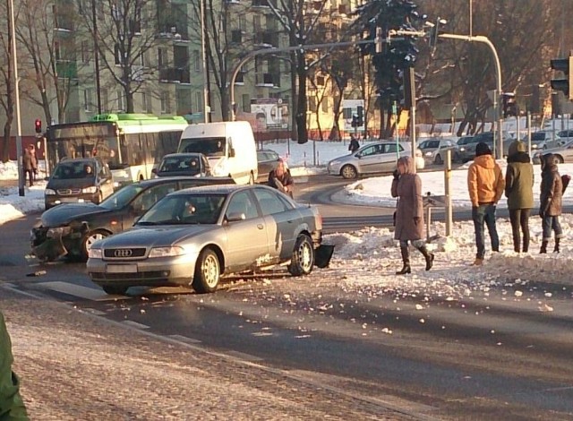 Na skrzyżowaniu ulic Antoniukowskiej ze Świętokrzyską zderzyły się dwa auta.