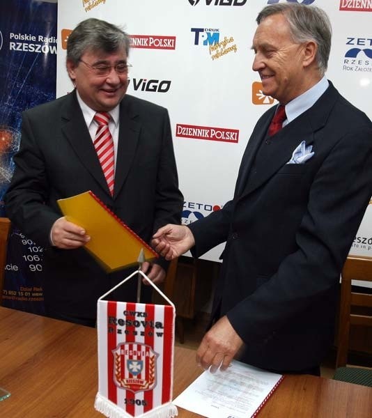 Chwila tuż po podpisaniu umowy sponsorskiej. Z lewej Ryszard Rzym, prezes ZETO, obok Aleksander Bentkowski, prezes Resovii. 