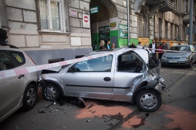 Karambol na Narutowicza. RANNI. Policja i pogotowie przejeżdżają obok i nie reagują! 