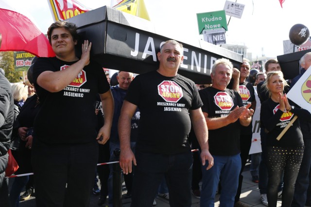 22.09.2016 warszawaprotest przeciwko budowie lini energetycznej wysokiego napiecia 400 kv kozienice - oltarzew radomskie gminy mieszkancy demonstracja pikieta promna stromiec jasieniec bialobrzegi glowaczow grodzisk grojec tarczyn ministerstwo rozwoju kprm energetyka rozmowy premier rzad polityka energiafot marek szawdyn/polska press